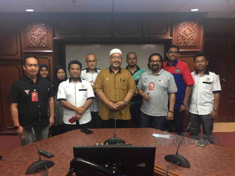 WAN Sukairi (tiga kiri) bersama Jawatankuasa Konfederasi Hoki Malaysia (MHC) termasuk Subahan (tiga kanan) selepas perbincangan bagi penganjuran hoki bertaraf antarabangsa di Wisma Darul Iman semalam. FOTO Malik Muhamad