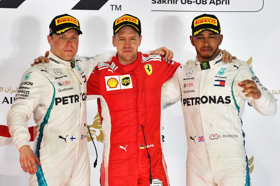 PEMANDU Ferrari, Sebastian Vettel (tengah) bersama pemandu Mercedes, Valtteri Bottas (kiri) dan Lewis Hamilton di podium. - Foto AFP
