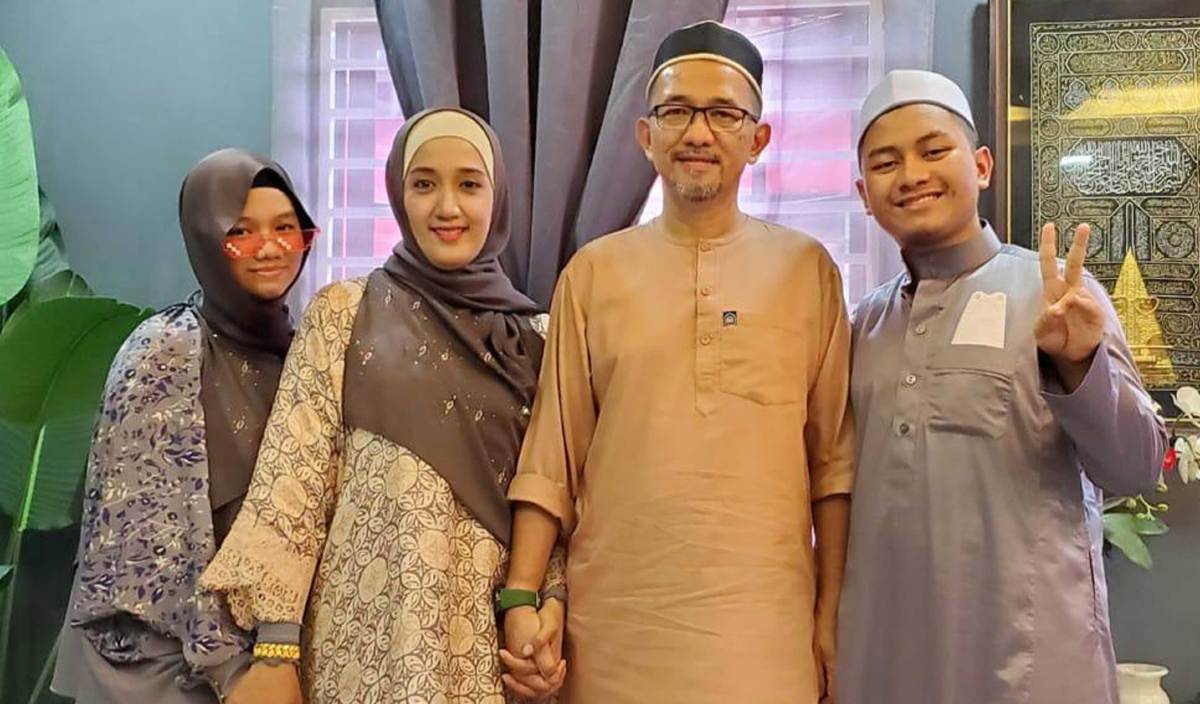 NOOR Ezlinda Ismail bahagia melayari rumah tangga dengan suami, Zien Hashim dan dua anak tirinya. FOTO Ihsan 