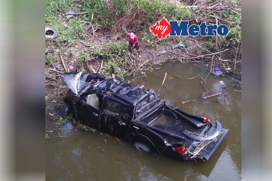 Mitsubishi Triton yang terjunam ke dalam sungai menyebabkan dua maut dan dua lagi parah. FOTO Rosli Ilham