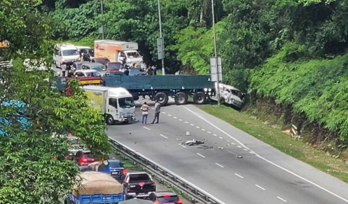 KEMALANGAN disebabkan treler yang mengundur akibat kerosakan mekanikal sebelum melanggar tujuh kenderaan lain di Kilometer (KM) 14 Jalan Kuala Lumpur-Ipoh, dekat Gombak.