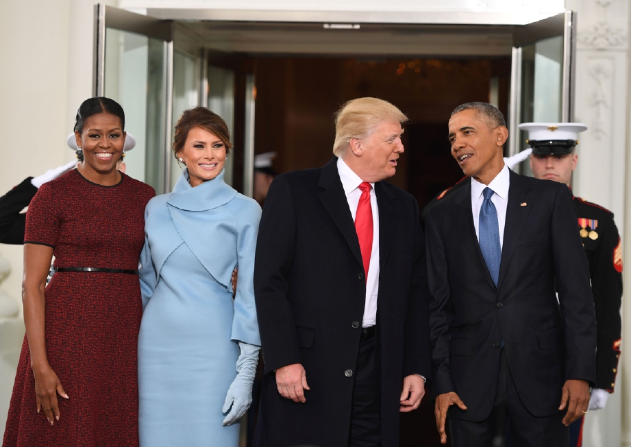 Obama dan isteri, Michelle Obama ketika menyambut  Donald Trump dan isteri, Melania, di Rumah Putih, malam ini (pagi di Washington). - Foto AFP