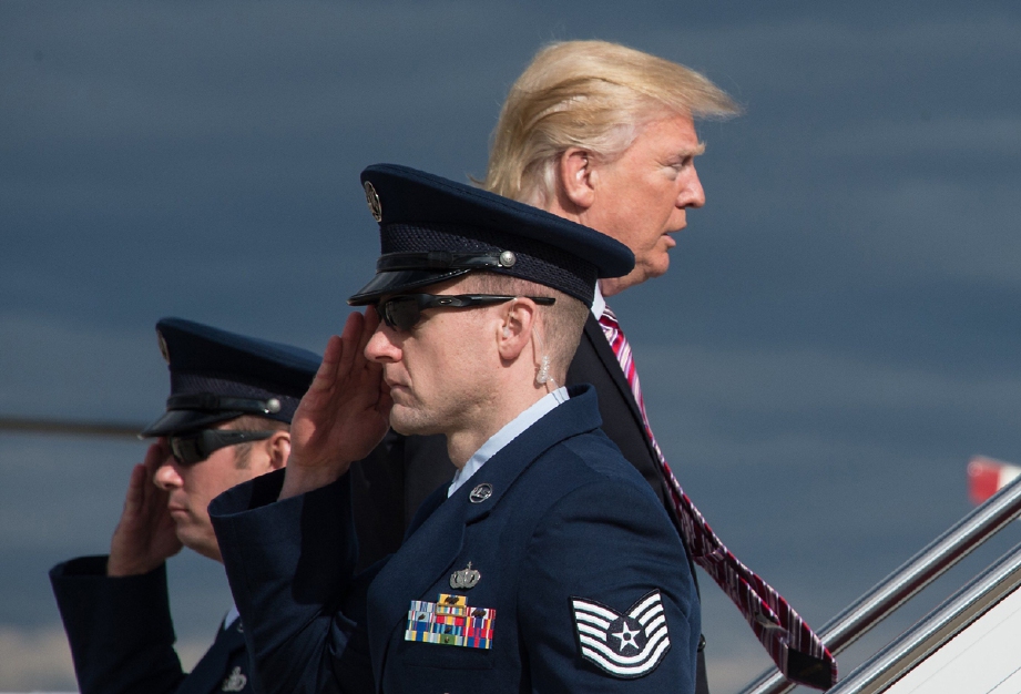 Donald Trump menaiki pesawat Air Force One di Pangkalan Udara Andrews, Maryland, untuk ke Philadelphia, hari ini. - Foto  AFP 
