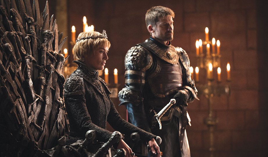 CERSEI Lannister (kiri) menakluki takhta Iron Throne.