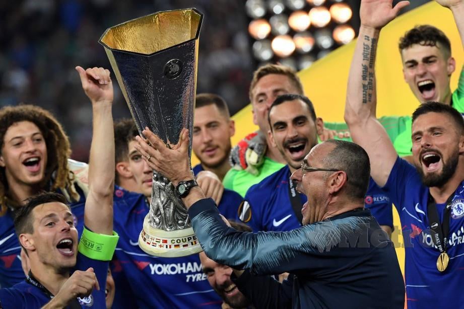 LIGA Europa trofi sulung dimenangi Sarri sebagai jurulatih. Chelsea mengalahkan Arsenal 4-1 pada final di Baku bulan lalu. — FOTO AFP