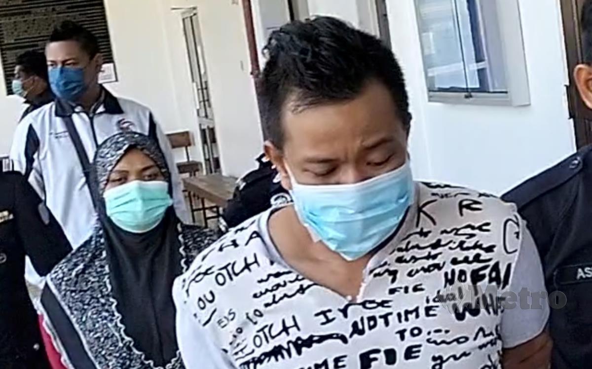 Siti Farina (dua dari kanan) dan Izuhaizad (depan) tiba di Mahkamah Majistret Taiping. FOTO MUHAMMAD ZULSYAMINI