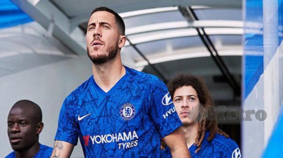 Hazard memperagakan jersi untuk kegunaan di Stamford Bridge. FOTO Twitter Chelsea