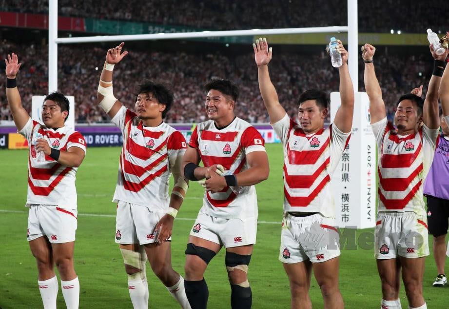 PEMAIN Jepun meraikan kejayaan mengalahkan Scotland di Yokohama, malam ini. — FOTO Reuters