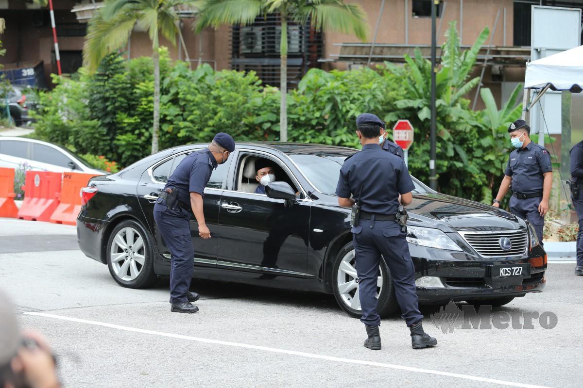 Anwar Ibrahim tiba di Istana Negara sebentar tadi bagi menghadap Yang di-Pertuan Agong, Al-Sultan Abdullah Ri'ayatuddin Al-Mustafa Billah Shah. FOTO ASWADI ALIAS