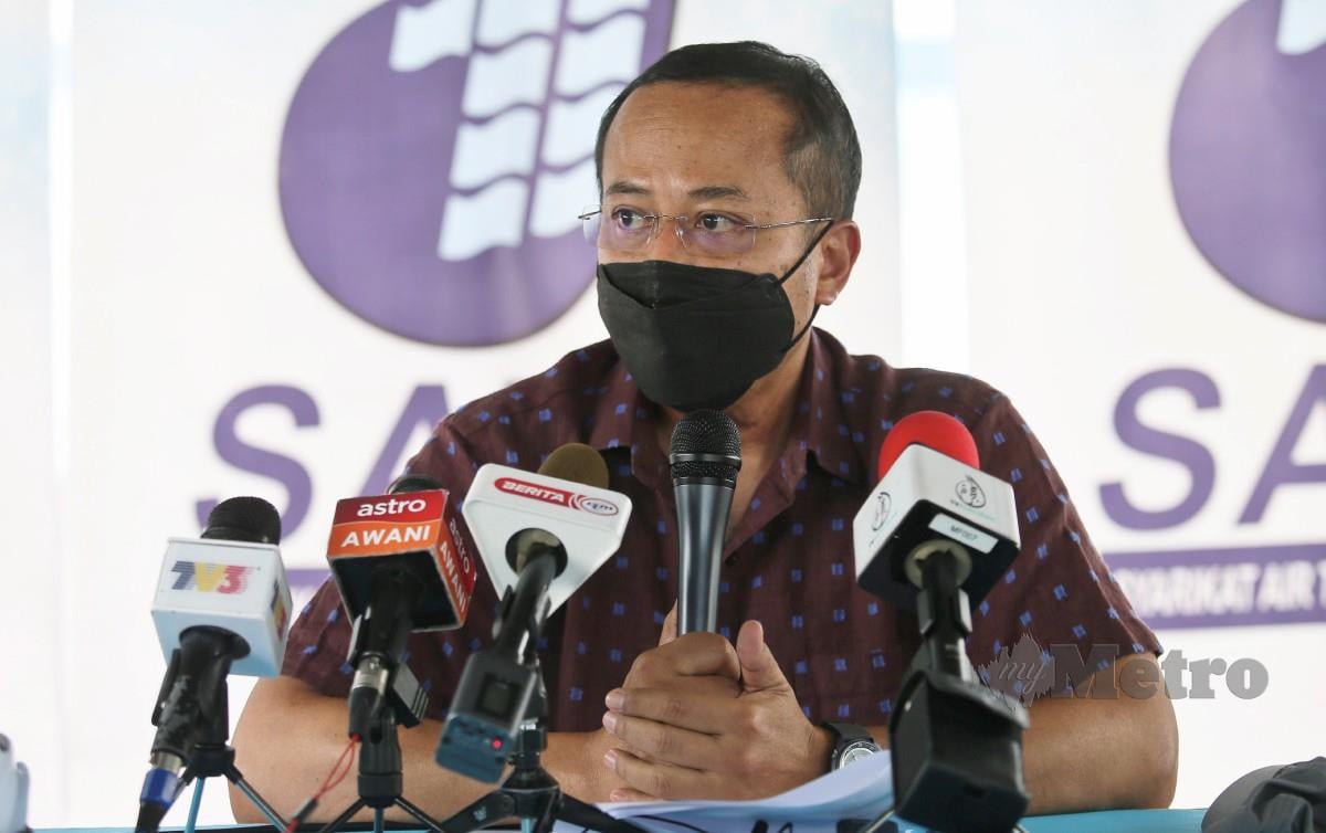 Dr Ahmad Samsuri Mokhtar semasa sidang media berhubung isu krisis bekalan air di Kampung Bukit Berangan. FOTO GHAZALI KORI 