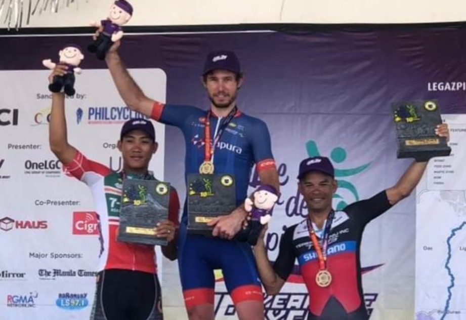 VOGT (tengah) dan Zamri (kanan) memperagakan trofi dimenangi pada Le Tour de Filipinas berakhir hari ini. — FOTO Team Sapura Cycling