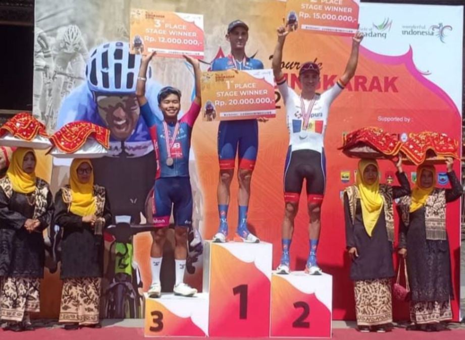 EWART (tengah) menjuarai peringkat pertama Tour of Singkarak. — FOTO Team Sapura