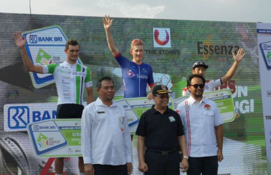CULEY (belakang tengah) ceria di podium selepas menjuarai peringkat ketiga Tour of Indonesia, hari ini. — FOTO Team Sapura