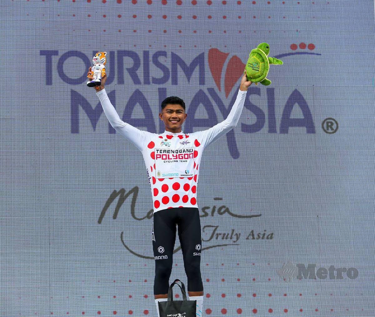 AIMAN meraih Jersi Merah (Raja Bukit) pada perlumbaan berbasikal Le Tour de Langkawi (LTdL) 2023 di Dataran Shahbandar. FOTO ASWADI ALIAS