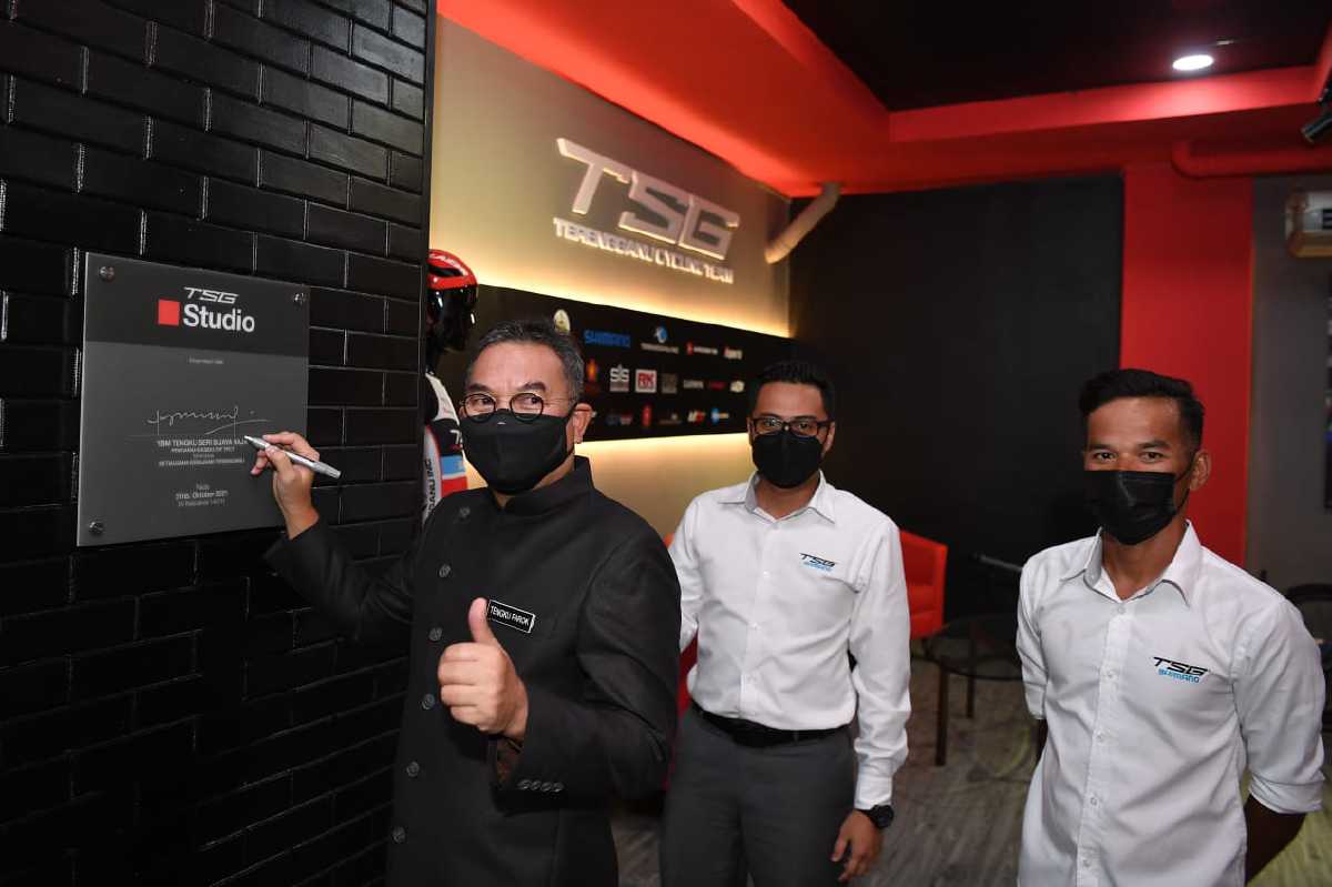 Tengku Farok Hussin (kiri) merasmikan studio TSG di pejabat itu hari ini. FOTO Malik Muhamad