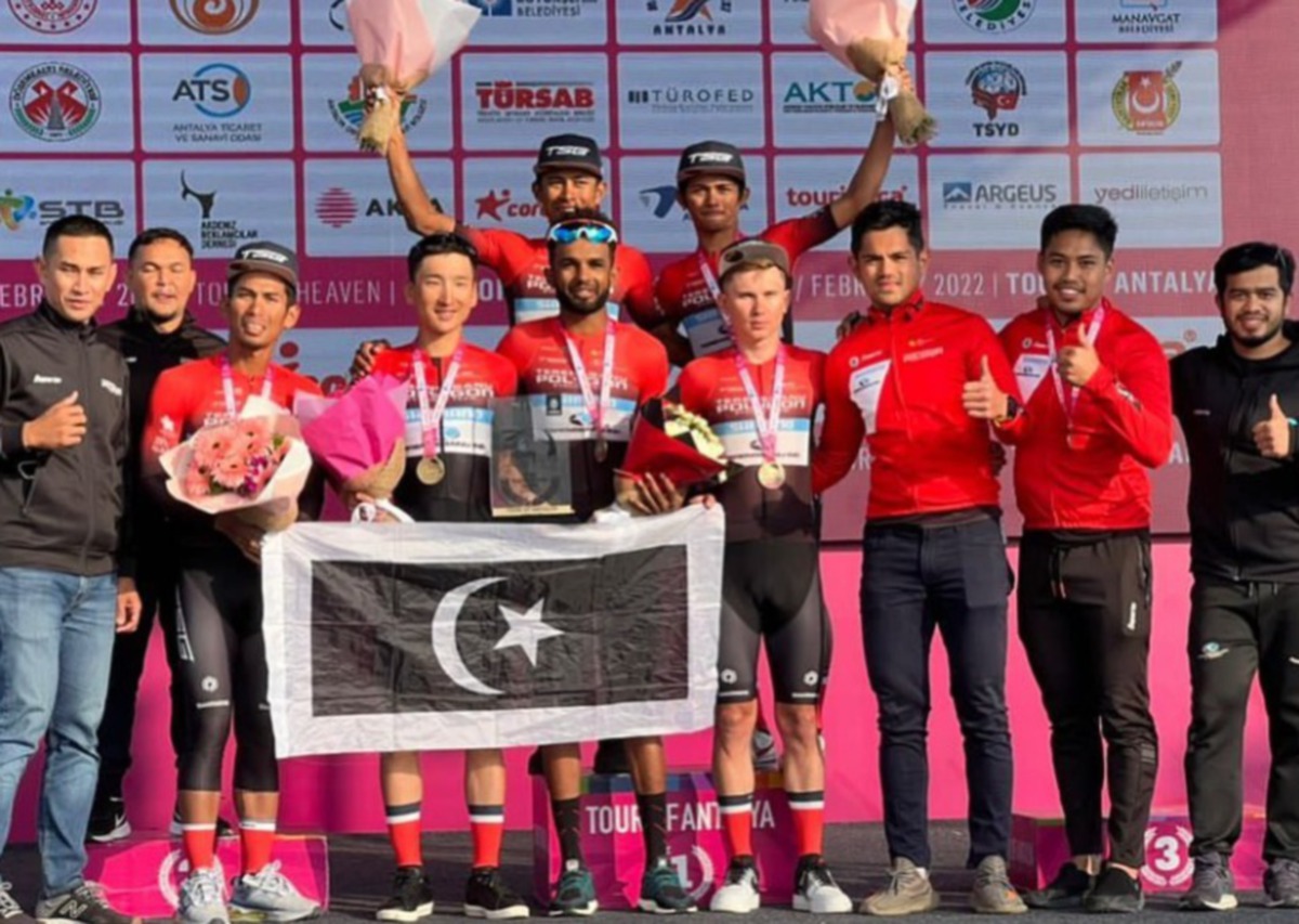 Pasukan TSG bergambar di podium selepas muncul juara keseluruhan Tour of Antalya di Turki. FOTO Instagram terengganupolygoncyclingteam