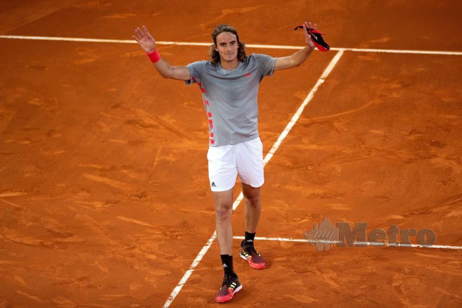 TSITSIPAS meraikan kejayaan menundukkan Nadal pada separuh akhir Terbuka Madrid. — FOTO EPA