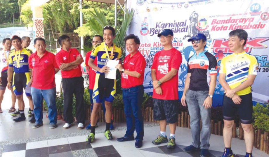 DATUK Bandar Kota Kinabalu, Yeo Boon Hai menyampaikan hadiah kepada pemenang bagi cabaran berbasikal sejauh 100 kilometer.