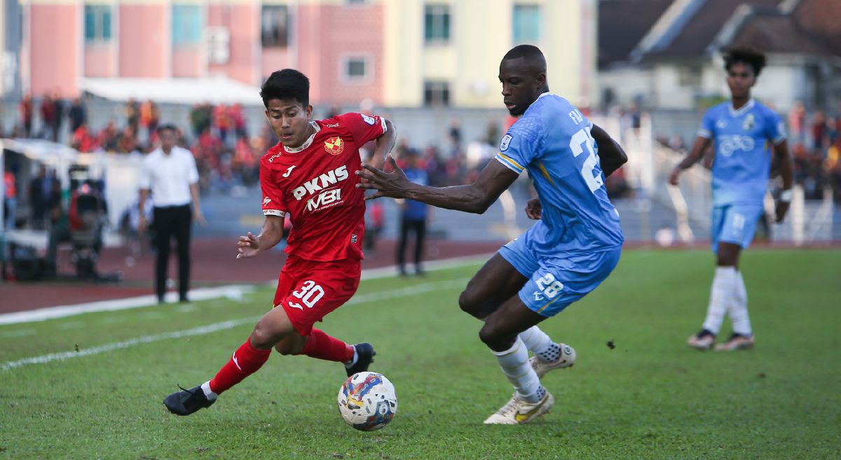 HTET Aung (kiri) cuba melepasi kawalan pemain Penang FC.