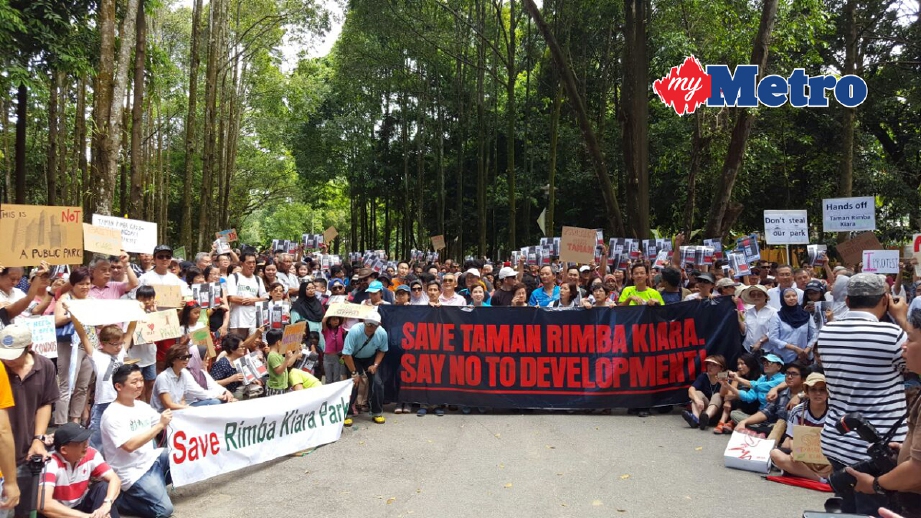 Penduduk sekitar Taman Tun Dr Ismail berkumpul di Taman Rimba Kiara membantah projek pembinaan apartmen di taman rekreasi terbabit. - Foto SAIRIEN NAFIS