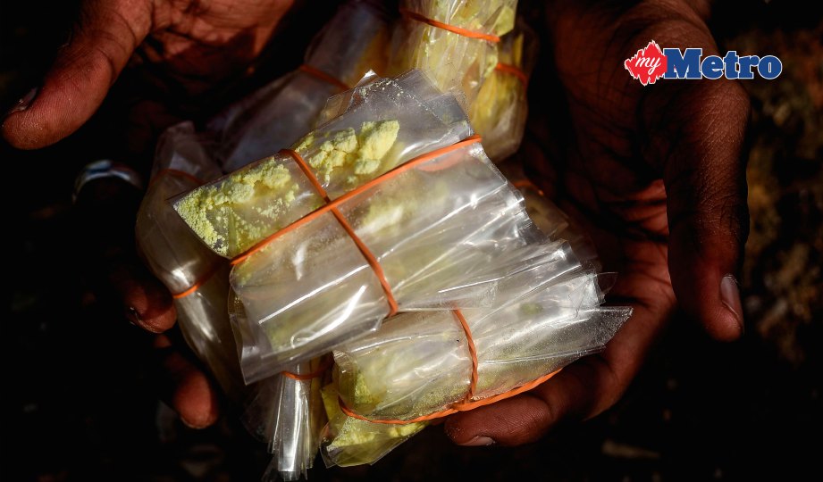 SEBAHAGIAN  200 peket heroin bernilai RM8,000 yang  dirampas. FOTO Muhammad Sulaiman 