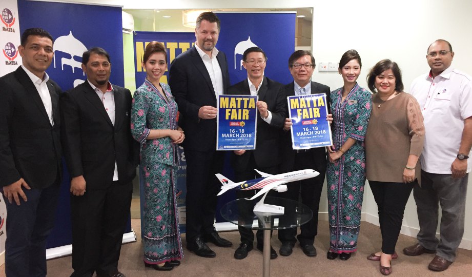 TAN (tengah) bersama Ketua Pegawai Eksekutifnya, Phua Tai Neng (empat dari kanan) dan Arved (empat dari kiri) serta kakitangan MATTA dan Malaysia Airlines pada majlis pengumuman Malaysia Airlines sebagai penerbangan rasmi MATTA Fair, semalam. 