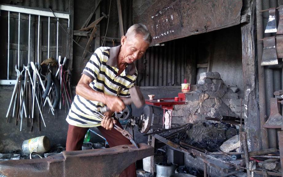 KIM Poh mengusahakan bengkel besi kaedah tradisional. FOTO Rosman Shamsudin