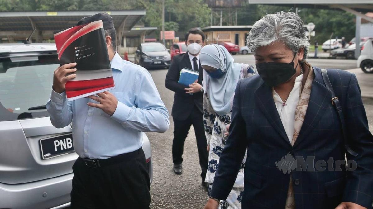 AMINUDDIN (kiri) mengaku tidak bersalah di Mahkamah Majistret Kuala Berang hari ini atas tuduhan mencabul tiga kakitangannya. FOTO Ghazali Kori.