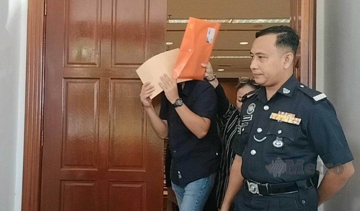 MOHD Fazli (kiri) didakwa di Mahkamah Sesyen Alor Setar atas 12 pertuduhan rasuah membabitkan wang sejumlah RM3,700 antara Julai hingga November 2018. FOTO Zuliaty Zulkiffli