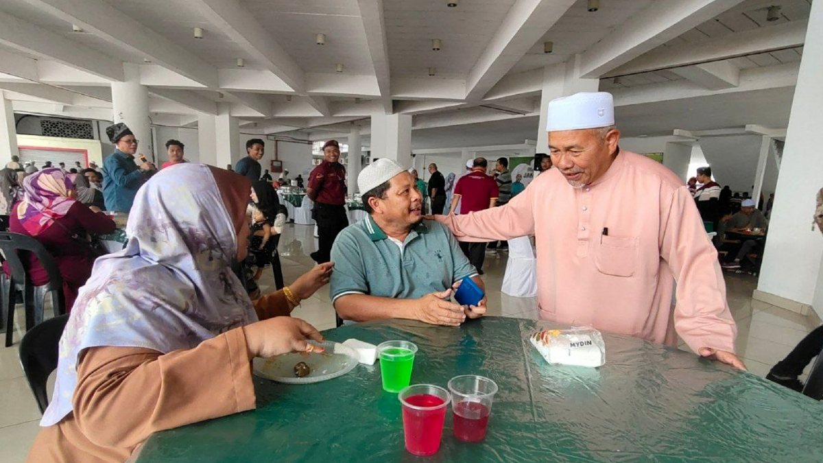 TUAN Ibrahim, (kanan) beramah mesra dengan tetamu di Majlis Kesyukuran Pas Kubang Kerian, di Masjid Bandar Satelit Pasir Tumboh, di sini, hari ini. FOTO Syaherah Mustafa.