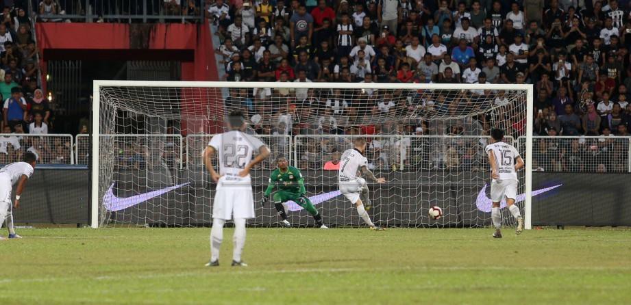 TUCK meledak menerusi sepakan penalti pada aksi Liga Super menentang Perak di Kuala Terengganu, malam tadi. — FOTO Imran Makhzan