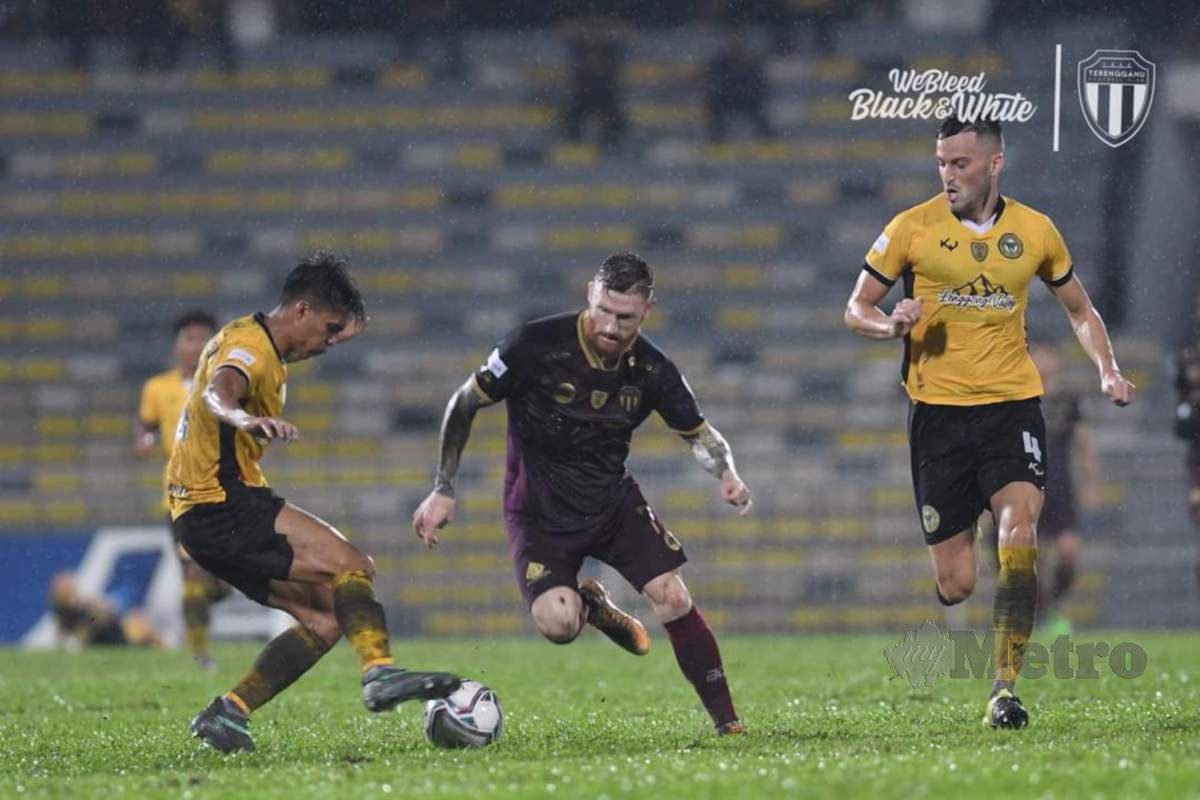 LEE Tuck (tengah) puas selepas berjaya meledak dua gol ketika bertemu Perak FC di Stadium Perak malam tadi. -FOTO TFC