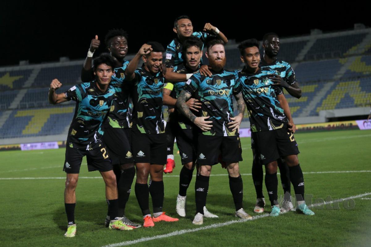 PEMAIN Terengganu FC meraikan kejayaan menewaskan Kuching City. FOTO Ghazali Kori