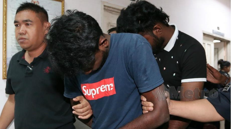 DUA penganggur dihadapkan ke Mahkamah Seksyen Johor Bahru, hari ini atas pertuduhan melakukan rompakan berkumpulan menggunakan pisau ke atas empat mangsa antara Oktober lalu sehingga awal bulan ini. FOTO Mohd Azren Jamaludin.