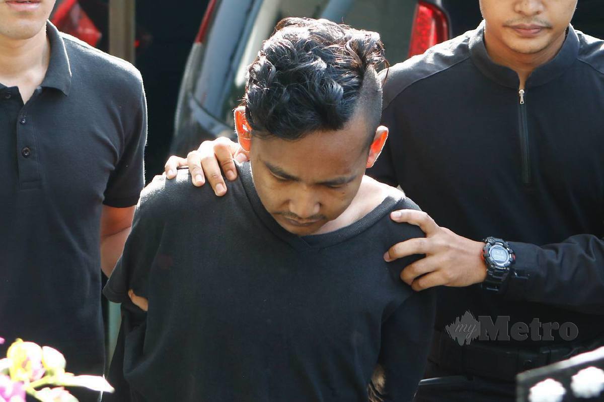 LELAKI didakwa selepas membunuh anak kandungnya berusia enam bulan di Mahkamah Majistret Bandar Baru Bangi, hari ini. FOTO Aizuddin Saad