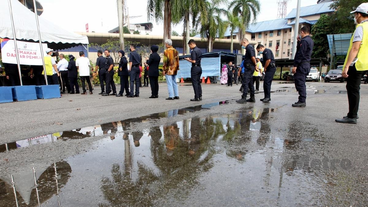 SEBAHAGIAN anggota polis yang hadir bagi proses pengundian awal di IPD Putrajaya. FOTO Mohd Fadli Hamzah.