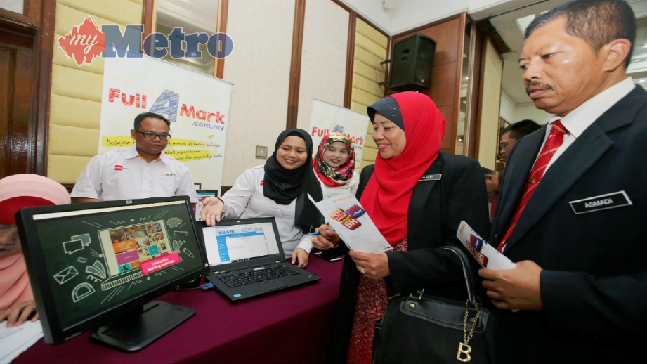 GURU diberi penerangan oleh kakitangan NSTP pada Majlis pelancaran Program Tuisyen Online Transformasi Terengganu Baharu di Hotel Primula. FOTO Rozainah Zakaria 