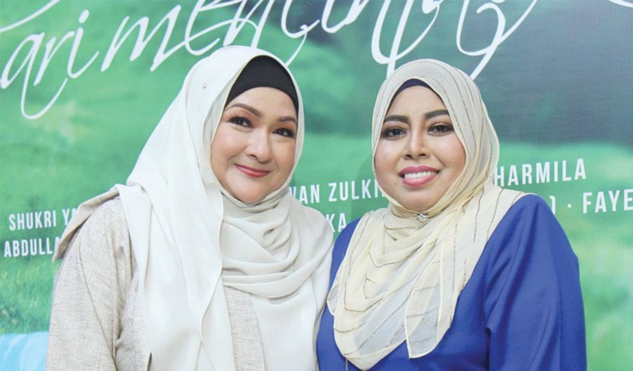 ZIELA (kiri) bersama penulis novel 7 Hari Mencintaiku, Siti Rosmizah.