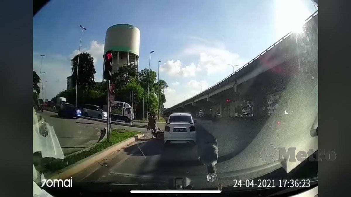 Rakaman yang tular di media sosial menunjukkan kereta melanggar lampu isyarat merah sebelum terbabit kemalangan dengan sebuah motosikal.