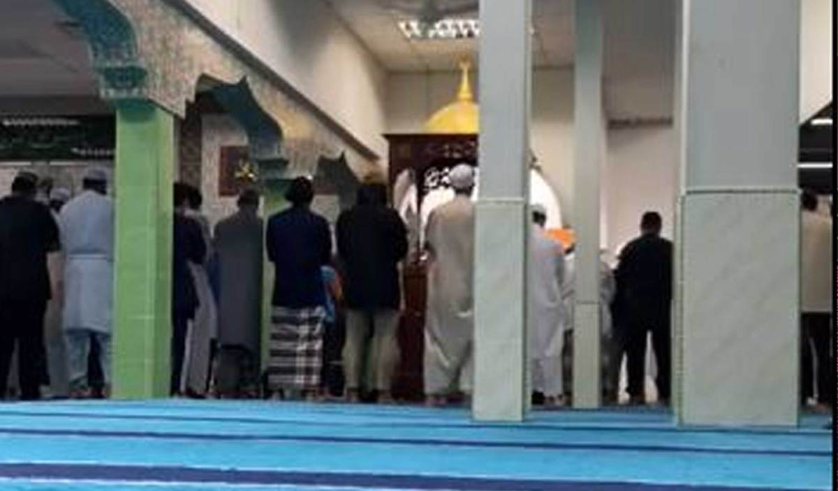 TANGKAP layar video tular memaparkan bacaan imam termasuk bagi surah al-Fatihah bagi solat tarawih disifatkan sangat laju. FOTO Tular