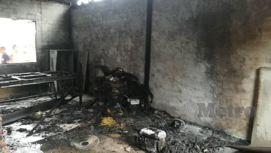 BAHAGIAN dapur milik sebuah keluarga di rumah panjang Sembawang yang musnah dalam kebakaran semalam.  FOTO Erika George