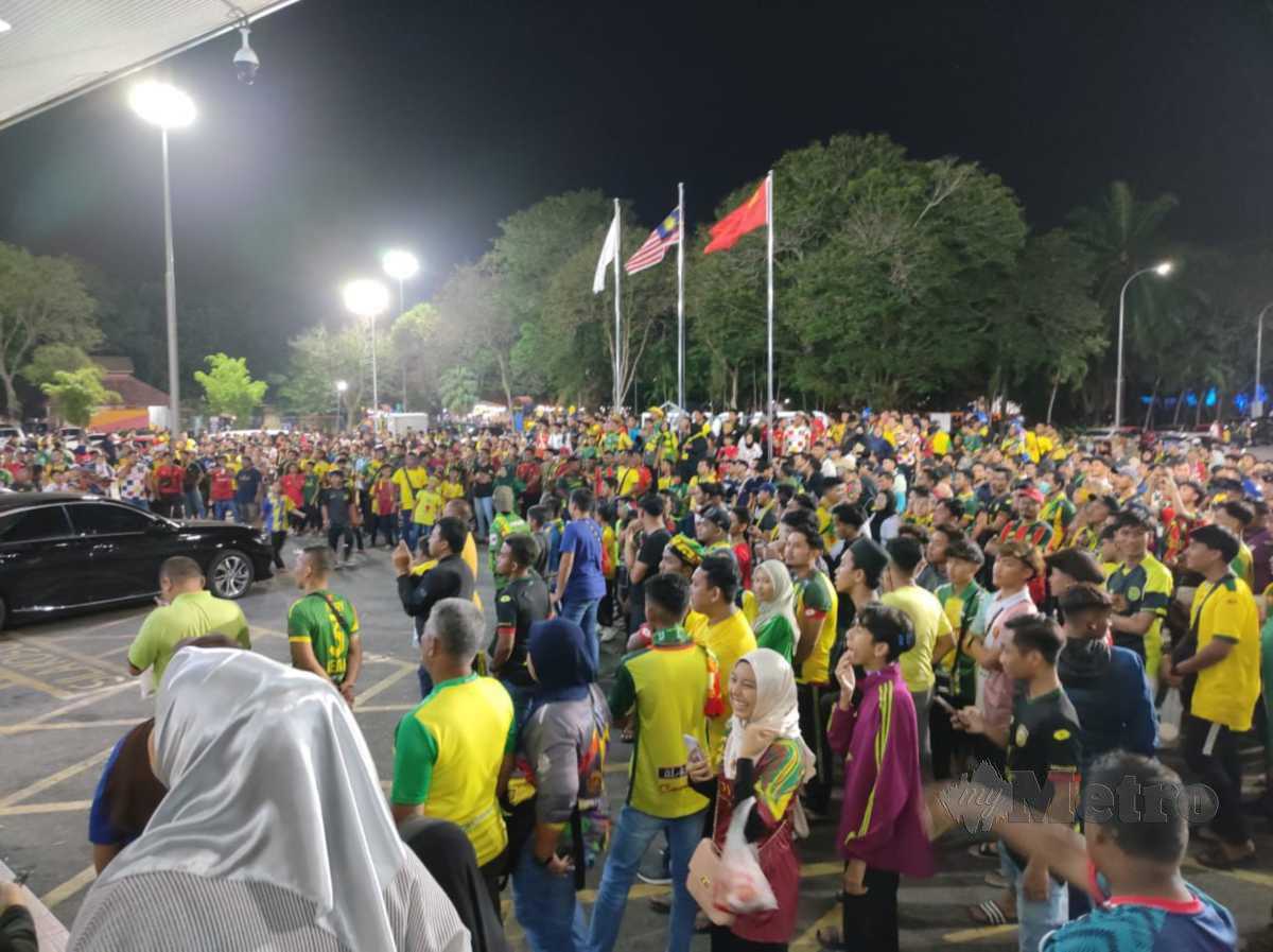 HAMPIR 1,000 penyokong Kedah berkumpul di hadapan Stadium Darul Aman sebaik tamat perlawanan KDA FC menentang PDRM FC bagi menyatakan rasa tidak puas hati terhadap mutu pengadilan perlawanan semalam. FOTO Izzali Ismail