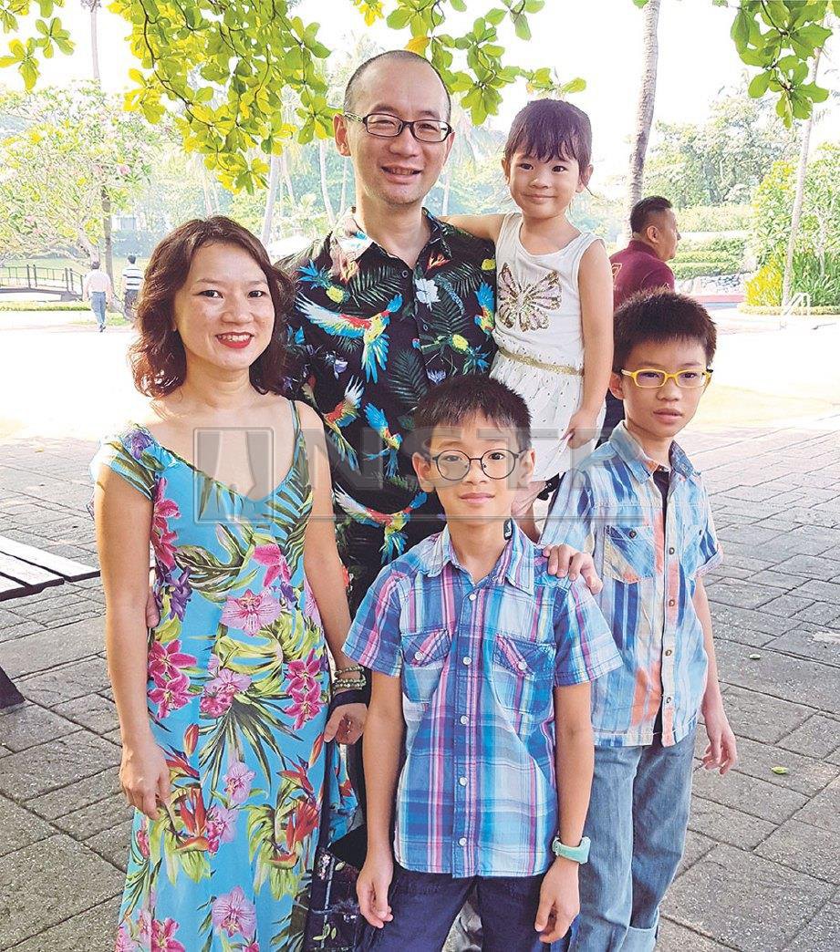 DR HON (kiri) bersama suami dan anak mereka Gabriel (kanan) yang menghadapi masalah gangguan hormon tumbesaran.