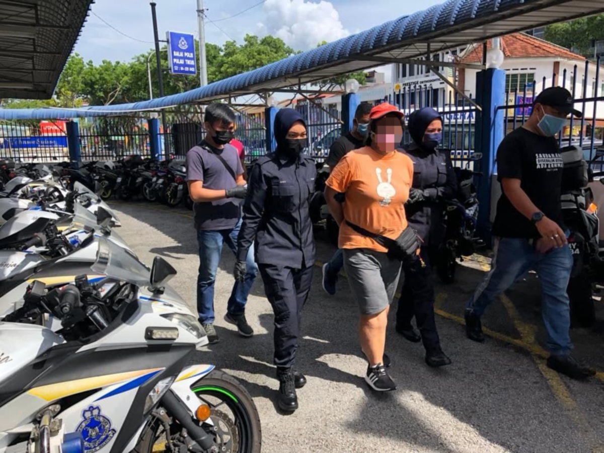 Surirumah berusia 58 tahun yang bertindak menumbuk perut dan membaling pisau kepada anggota penguatkuasa Majlis Bandaraya Pulau Pinang (MBPP) di Pasar Awam Pulau Tikus, semalam, sudah ditahan polis. FOTO IHSAN PEMBACA
