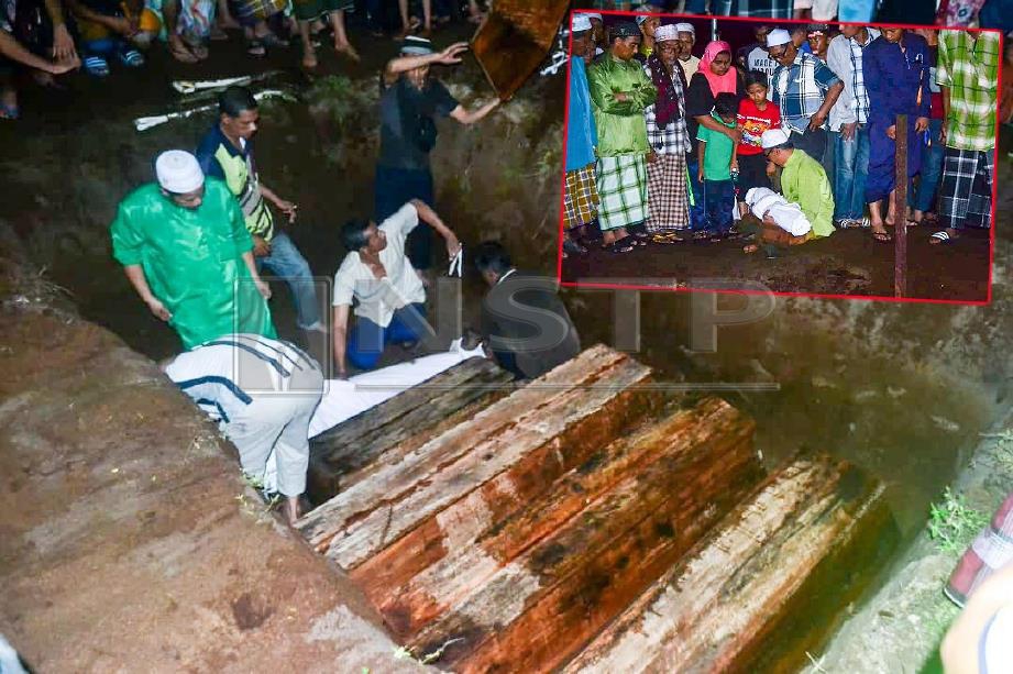 Jenazah lima sekeluarga yang maut dalam kemalangan selamat dikebumikan dalam satu liang lahad. (Gambar kecil) Ahli keluarga memangku salah seorang jenazah kanak-kanak yang terkorban. FOTO Nik Abdullah Nik Omar 