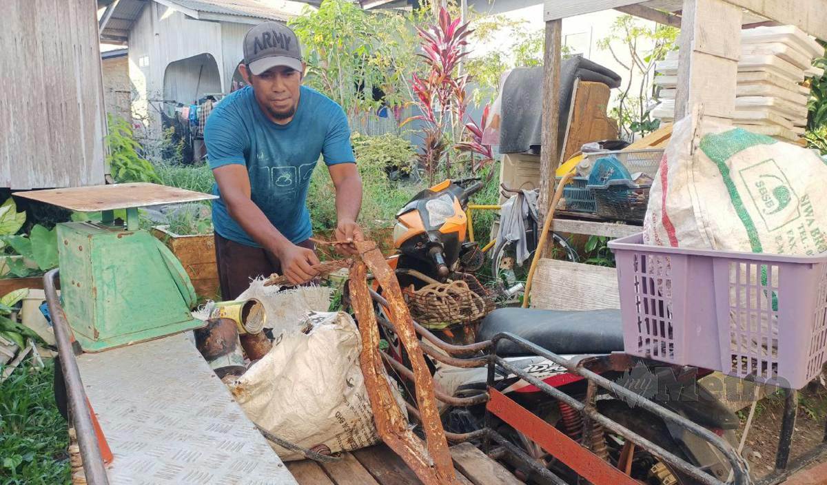 MOHAMAD Yaacob mengumpul besi buruk yang dikutipnya di rumah orang serta tong sampah dan diangkut menggunakan motosikal roda tiga sebelum dikumpul di rumahnya di Kampung Serkong, Pengkalan Kubor. FOTO Siti Rohana Idris