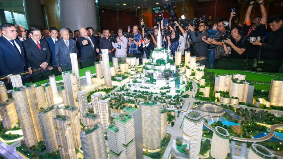 Dr Mahathir melihat model Bandar Malaysia selepas majlis menandatangani perjanjian projek Bandar Malaysia. FOTO Luqman Hakim Zubir