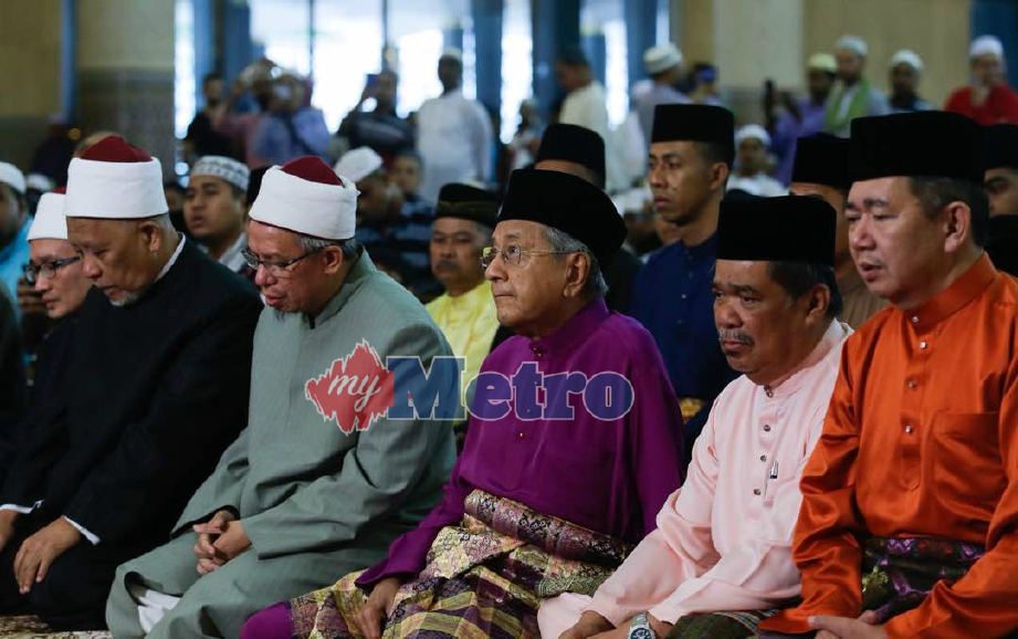  Tun Mahathir Mohamad ketika hadir menunaikan solat sunat Aidilfitri di Masjid Negara, Tan Sri Syaikh Ismail Muhammad di Masjid Negara .FOTO Lukman Hakim Zubir