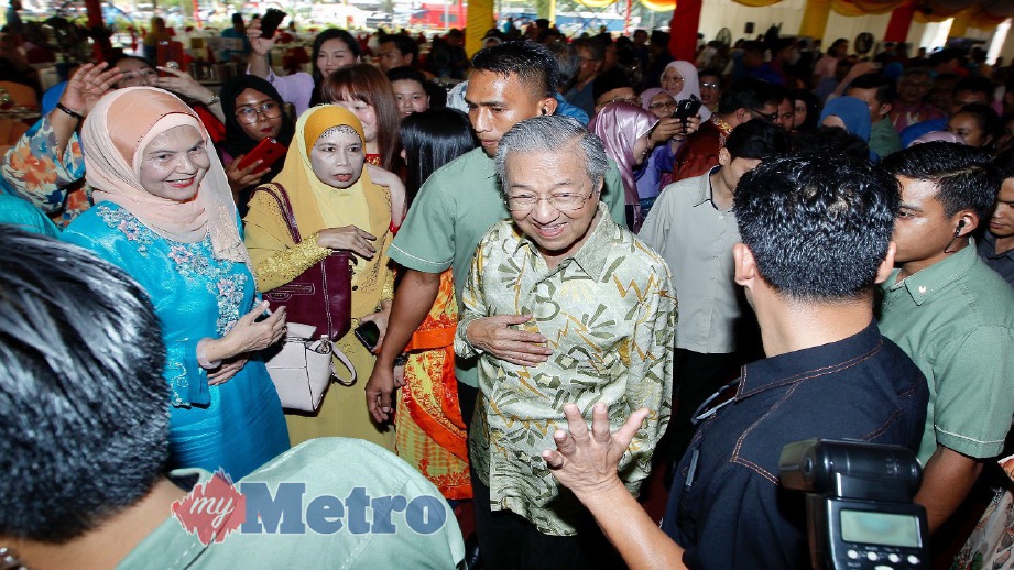 DR Mahathir bersalaman dengan orang ramai selepas menghadiri Majlis Rumah Terbuka Hari Raya Aidilfitri Timbalan Perdana Menteri 2018 di Padang Majlis Perbandaran Ampang Jaya, Pandan Indah, hari ini. FOTO Saddam Yusoff
