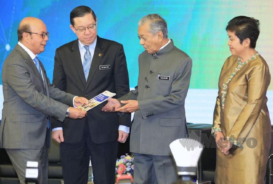 SYED Zaid (kiri), menyerahkan buku Malaysia Strategi Literasi Kewangan Kebangsaan 2019-2023 kepada Tun Dr Mahathir. Turut bersama Lim Guan Eng (dua kiri) dan Nor Shamsiah (kanan) selepas melancarkan Strategi Literrasi Kewangan Kebangsaan 2019-2023 di Sasana Kijang. FOTO Mohd Yusni Ariffin
